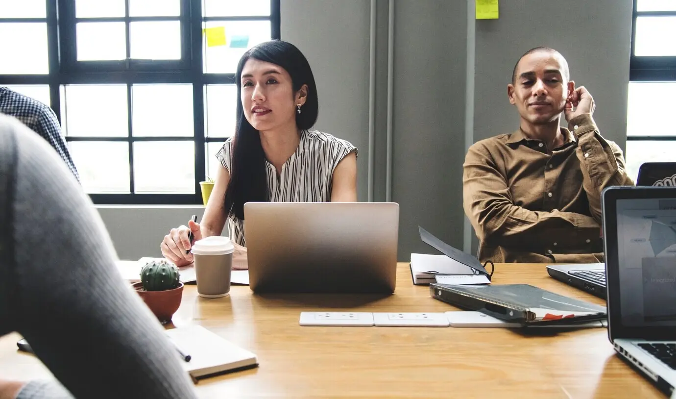 Japanische Frau bei einer Geschäftsbesprechung